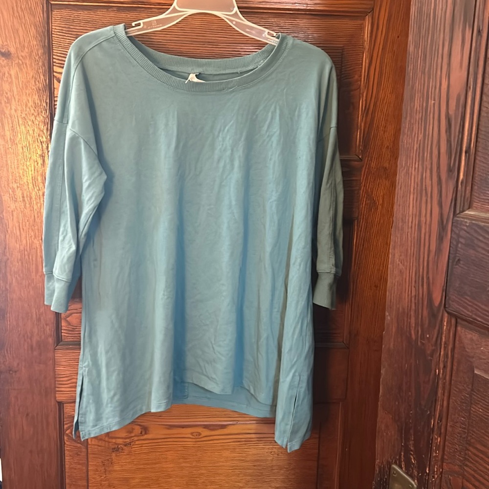 Kate 3/4 sleeve sharkbite top